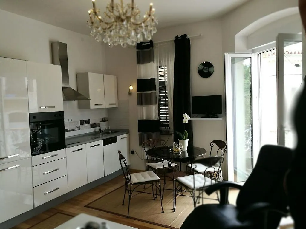 Ana Apartment location